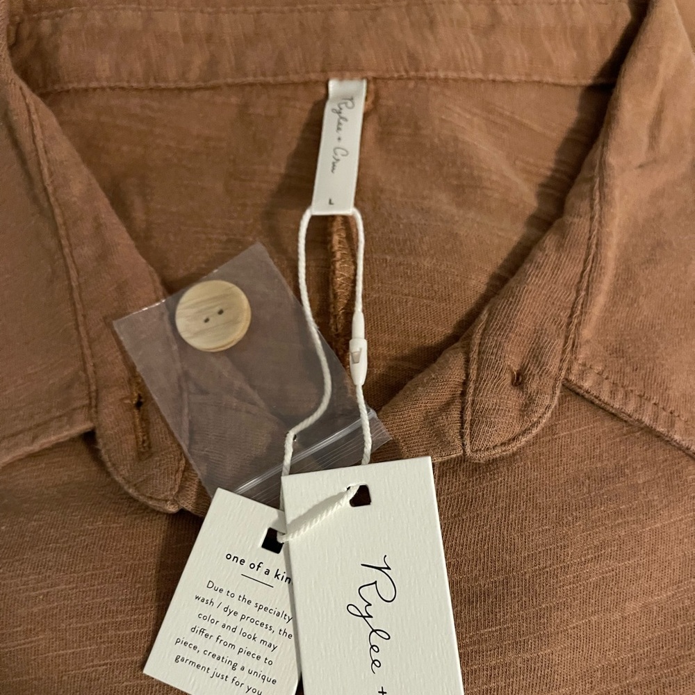 Rylee + Cru Tan Collared Button Romper with side pockets size L - Picture 2 of 4